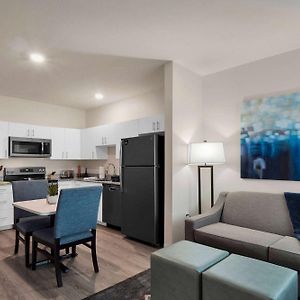 One-Bedroom Queen Suite Tub Mobility or Hearing Accessible